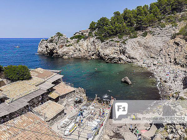 Spanien  Balearen  Mallorca  Cala Deia  Luftaufnahme der Bucht