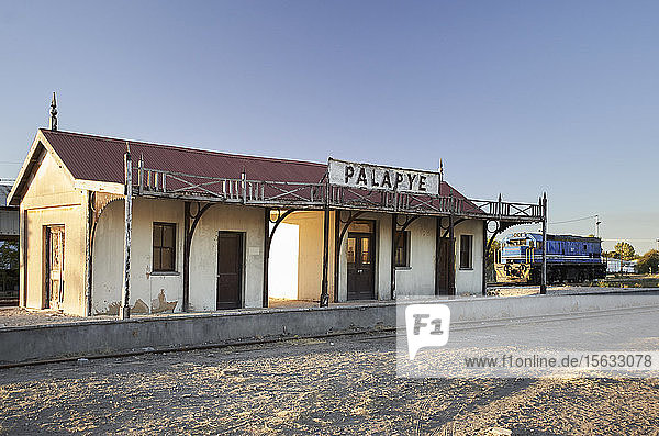 Alter Bahnhof gegen klaren Himmel. Palapye  Botswana