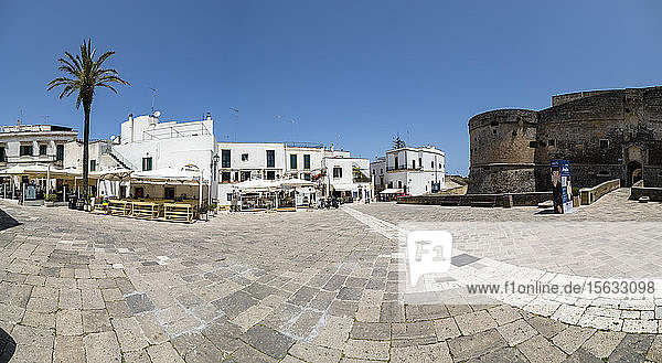 Italien  Provinz Lecce  Otranto  Leerer Altstadtplatz an sonnigen Tagen