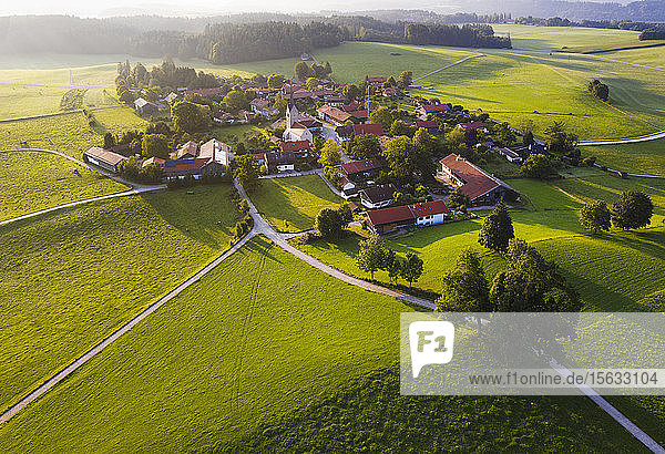 Luftaufnahme der Landschaft in Peretshofen bei Dietramszell am Morgen  TÃ¶lzer Land  Oberbayern  Bayern  Deutschland