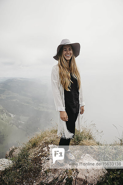Junge Frau mit Hut  auf Aussichtspunkt stehend  Grosse Mythen  Schweiz