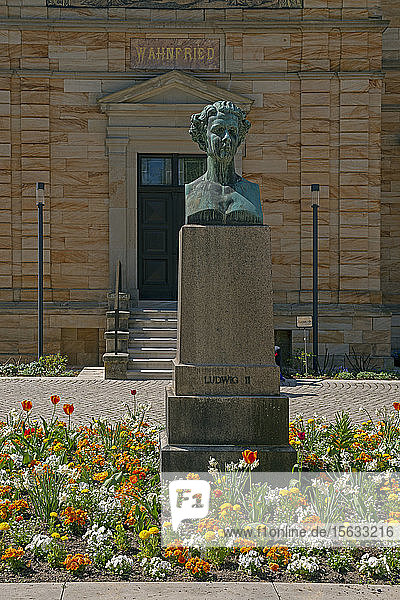 Statue vor Wahnfried im Hofgarten  Bayreuth  Deutschland