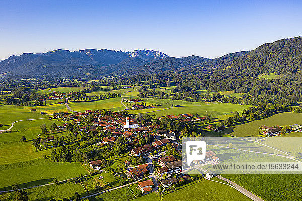 Luftaufnahme von Stadt und Bergen bei klarem Himmel  Bad Tölz-Wolfratshausen  Deutschland