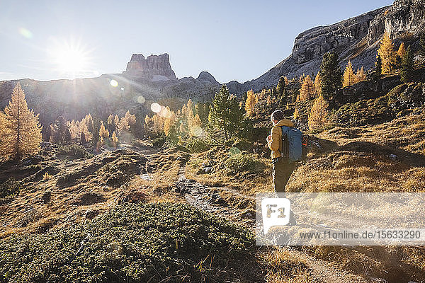 Menschenwandern in den Dolomiten Venetien Italien