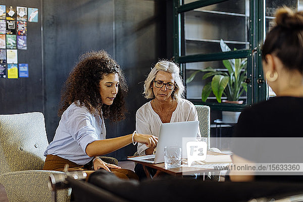 Geschäftsfrauen mit Laptop arbeiten zusammen im Loft-Büro