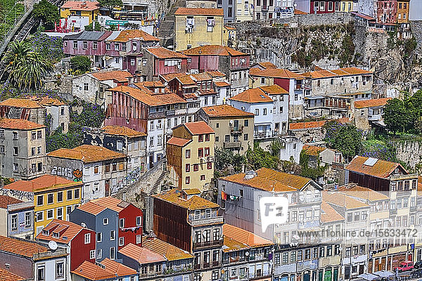 Portugal  Porto  Stadthäuser im Wohnviertel von oben gesehen