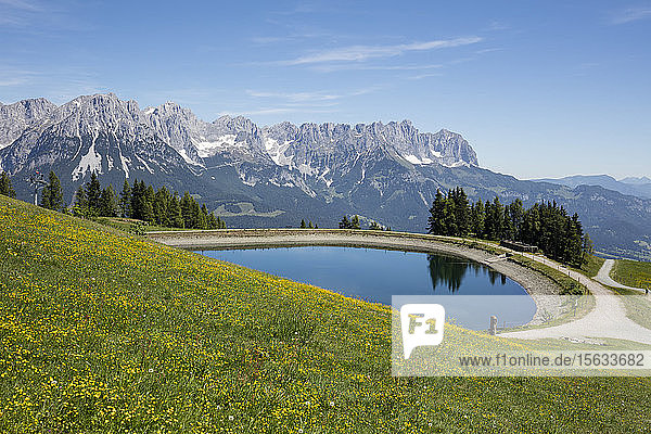 Szenische Ansicht des Hartkaisersees gegen das Kaisergebirge  Tirol  Österreich