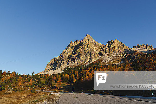 Herbstliche Berglandschaft Dolomiten Cortina Italien