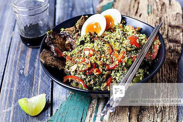 Gebratener Brokkoli-Reis nach thail�ndischer Art (gehackter Brokkoli) mit Rindfleischscheiben, Eiern und scharfer Soße (ketogene Di�t, Pal�o-Di�t, Low-Carb)