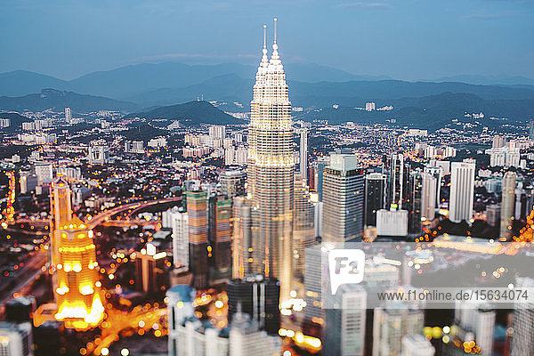 Stadtbild von Kuala Lumpur in der Abenddämmerung  Malaysia