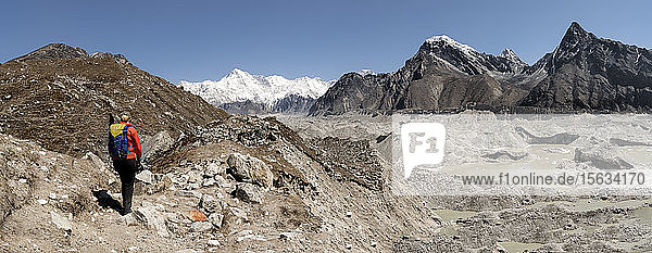 Young woman trekking near Gokyo  Himalayas  Solo Khumbu  Nepal