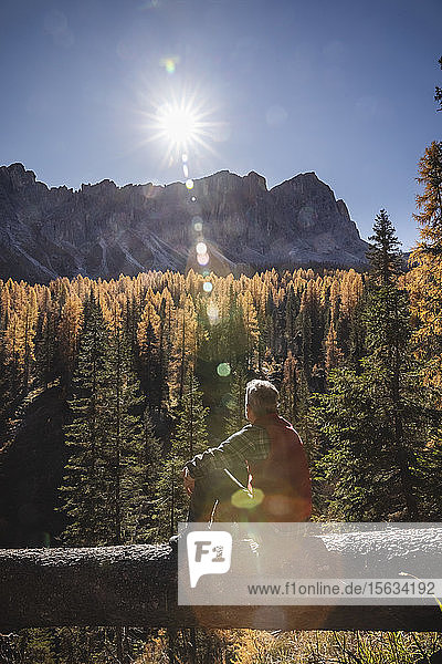Wanderer geniessen die Dolomiten im Herbst Venetien Italien
