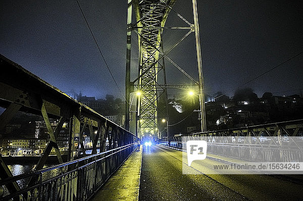 Portugal  Porto  Douro  Beleuchtete Dom Luis I Brücke bei NachtÂ