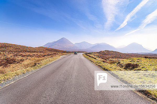 A863 Straße in Richtung Cuillin-Gebirge  Isle of Skye  Highlands  Schottland  UK