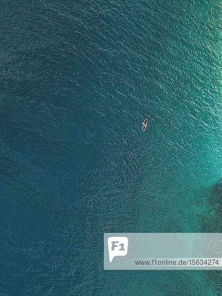 Luftaufnahme eines Paddelbrettes auf der Insel Gili-Air  Bali  Indonesien