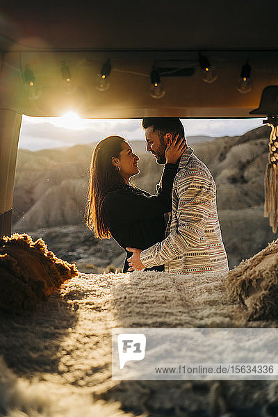 Glückliches junges Paar auf einer Reise mit einem Wohnmobil bei Sonnenuntergang  Almeria  Andalusien  Spanien