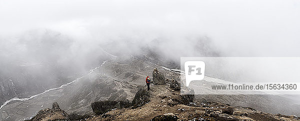 Frau schaut auf Dingboche  Himalaya  Solo Khumbu  Nepal