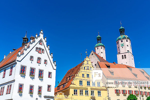Tiefblick auf historische Architektur und Kirche vor klarem blauen Himmel in Wemding  Bayern  Deutschland