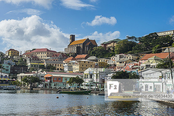Hafen von St. Georges gegen den Himmel  Hauptstadt von Grenada  Karibik