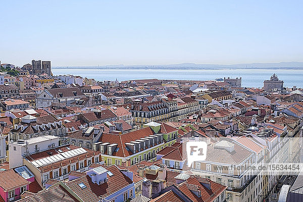 Portugal  Lissabon  Stadtbild mit Baixa und Meer