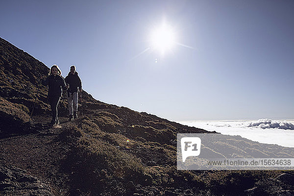 Vater und Tochter beim Wandern auf Ponta do Pico  Azoren  Portugal