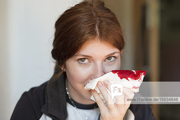 Teenager-Mädchen mit Nasenbluten
