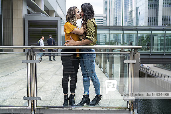 Zärtliches lesbisches Paar küsst sich in der Stadt  London  UK