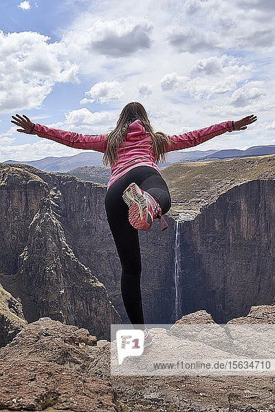 Wanderin balanciert auf der Spitze eines Hügels  Maletsunyane Falls  Lesotho