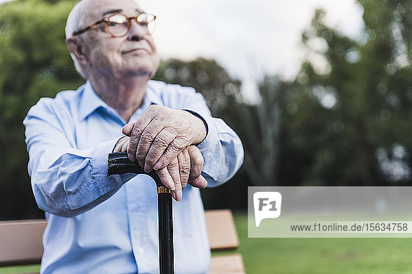 Hände eines älteren Mannes  auf Gehstock gestützt  Nahaufnahme