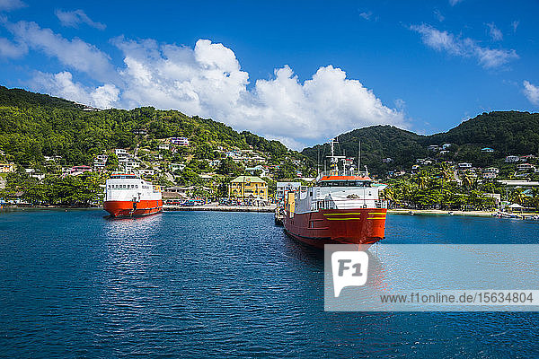 Fähren vor Anker im Hafen von Port Elizabeth  Admiralty Bay  Bequia  St. Vincent und die Grenadinen  Karibik
