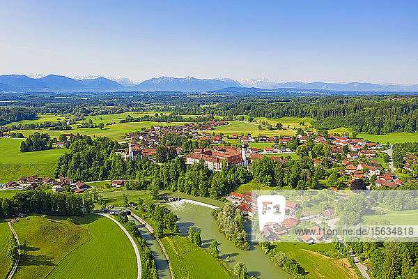 Luftaufnahme des Beuerbergs bei strahlend blauem Himmel  Bayern  Deutschland