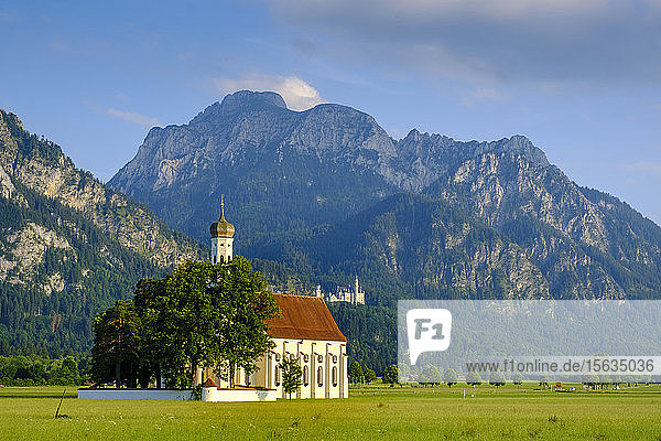 St. Coloman's Kirche auf Grasland gegen Berg bei Schwangau  Deutschland