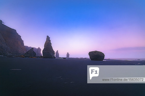 Strand der Drei Schwestern am Abend  Nordinsel  Neuseeland
