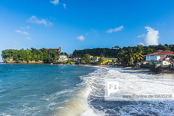 Wellen plätschern im Meer gegen den blauen Himmel bei Sauteurs  Grenada  Karibik