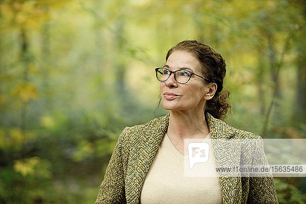 Porträt einer reifen Frau in einem Herbstwald