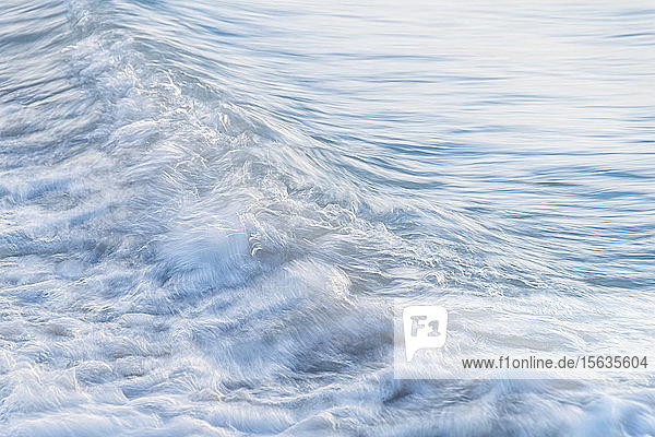 Vollbildaufnahme der Meereswellen am Strand von Camusdarach  Lochaber  Schottland  UK
