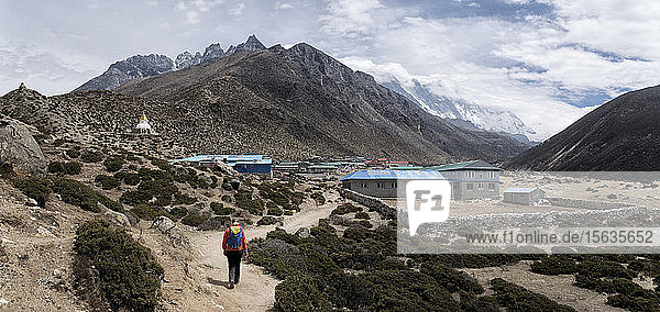 Frau zu Fuss in Dinboche  Himalaya  Solo Khumbu  Nepal