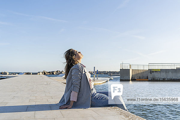 Junge Frau entspannt sich im Sonnenlicht  Barcelona  Spanien