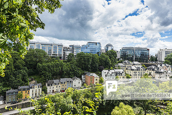 Hochwinkelansicht von modernen und Wohngebäuden gegen den Himmel in Luxemburg