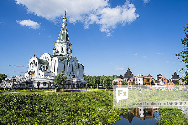 Alexander-Newski-Kirche gegen den Himmel in Kaliningrad  Russland