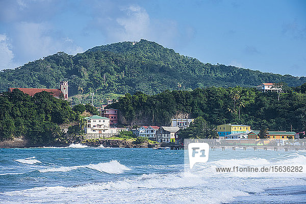 Wellen plätschern im Meer gegen einen Berg in Sauteurs  Grenada  Karibik