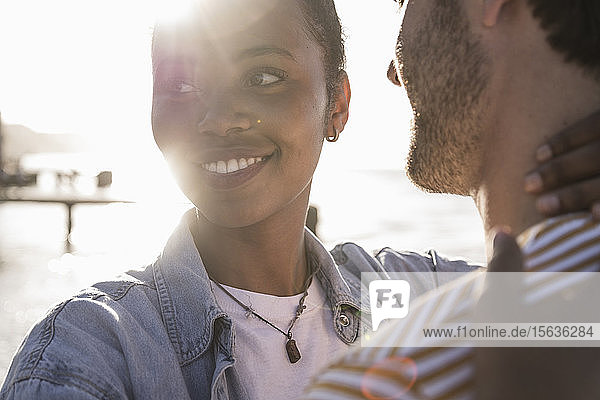 Glückliches junges Paar umarmt sich an der Uferpromenade  Lissabon  Portugal