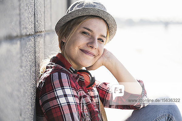 Porträt einer jungen lächelnden Frau mit Hut