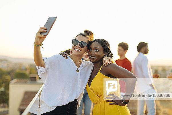 Junge Frauen  die abends auf einer Party ein Selfie machen