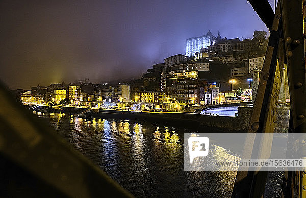 Portugal  Porto  Douro  Beleuchtete Stadt von der Dom Luis I-BrÃ?cke bei Nacht gesehenÂ