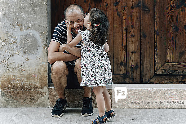 Kleines Mädchen küsst ihren Vater im Freien  Mallorca  Spanien