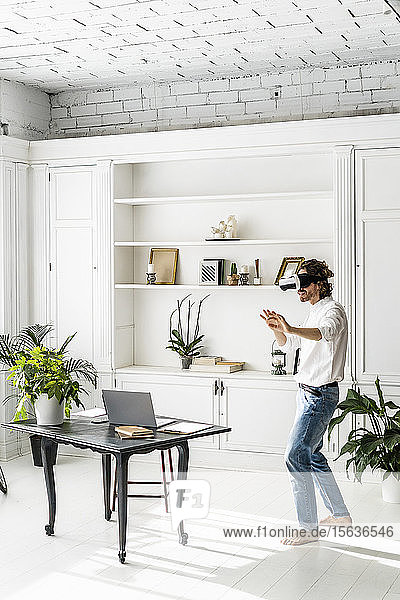 Mann zu Hause mit VR-Brille