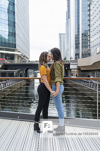 Liebevolles lesbisches Paar in der Stadt  London  Großbritannien