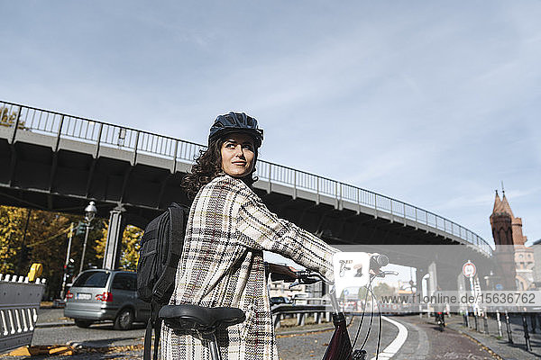 Frau mit einem Fahrrad in der Stadt  Berlin  Deutschland