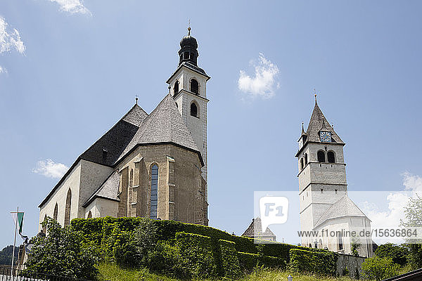 Tiefblick auf die Pfarrkirche Sankt Andreas und die Liebfrauenkirche KitzbÃ¼hel gegen den Himmel  Tirol  Österreich